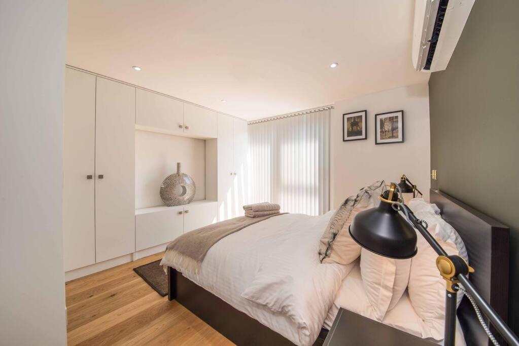 Apartament 7 Borough - Spacious 2-bed, 2-bath In Prime Location