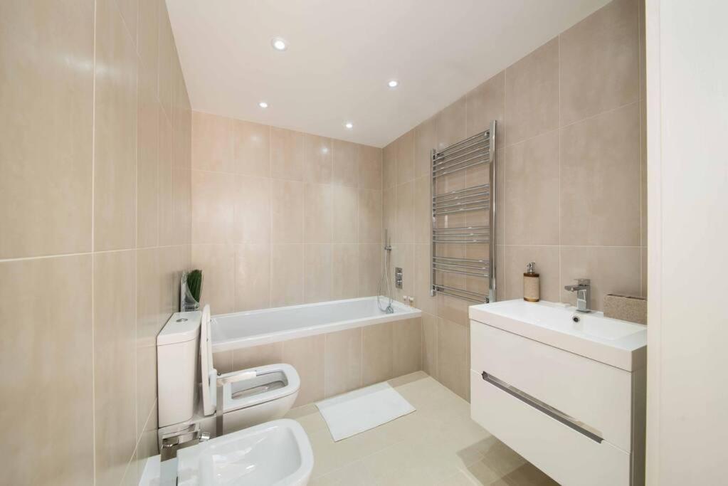 7 Borough - Spacious 2-bed, 2-bath In Prime Location Apartament *